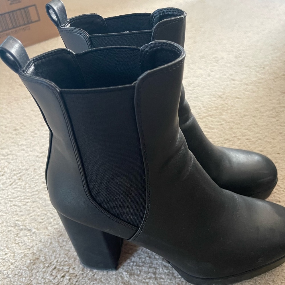 Black high heels boots